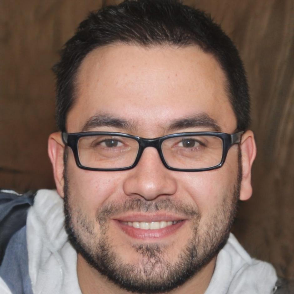 Expert en audit énergétique analysant des données de performance